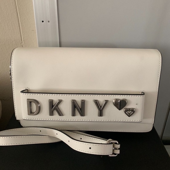 Dkny Handbags - DKNY CROSSBODY BAG 🎄💕